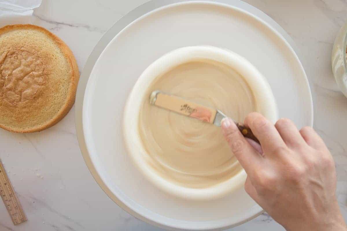 Spreading the custard inside the ring of buttercream.