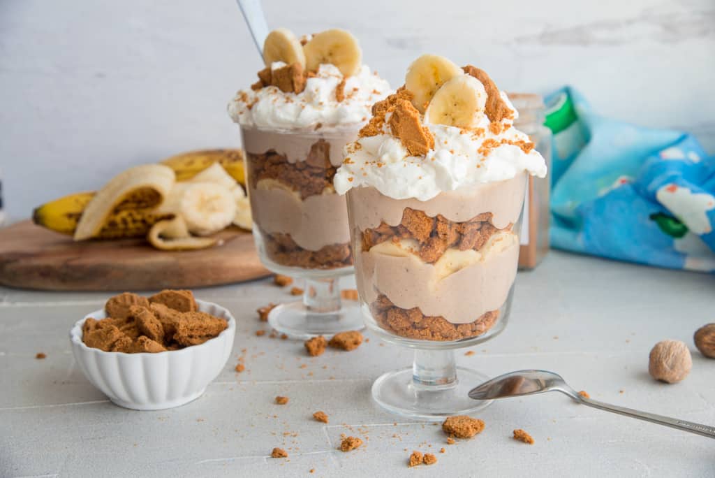 Two goblets of Vegan Banana Pudding Garnished with cookies and bananas.